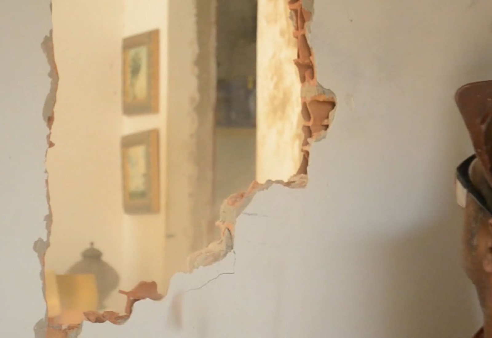 Ambiente interno durante una fase di demolizione e opere edili